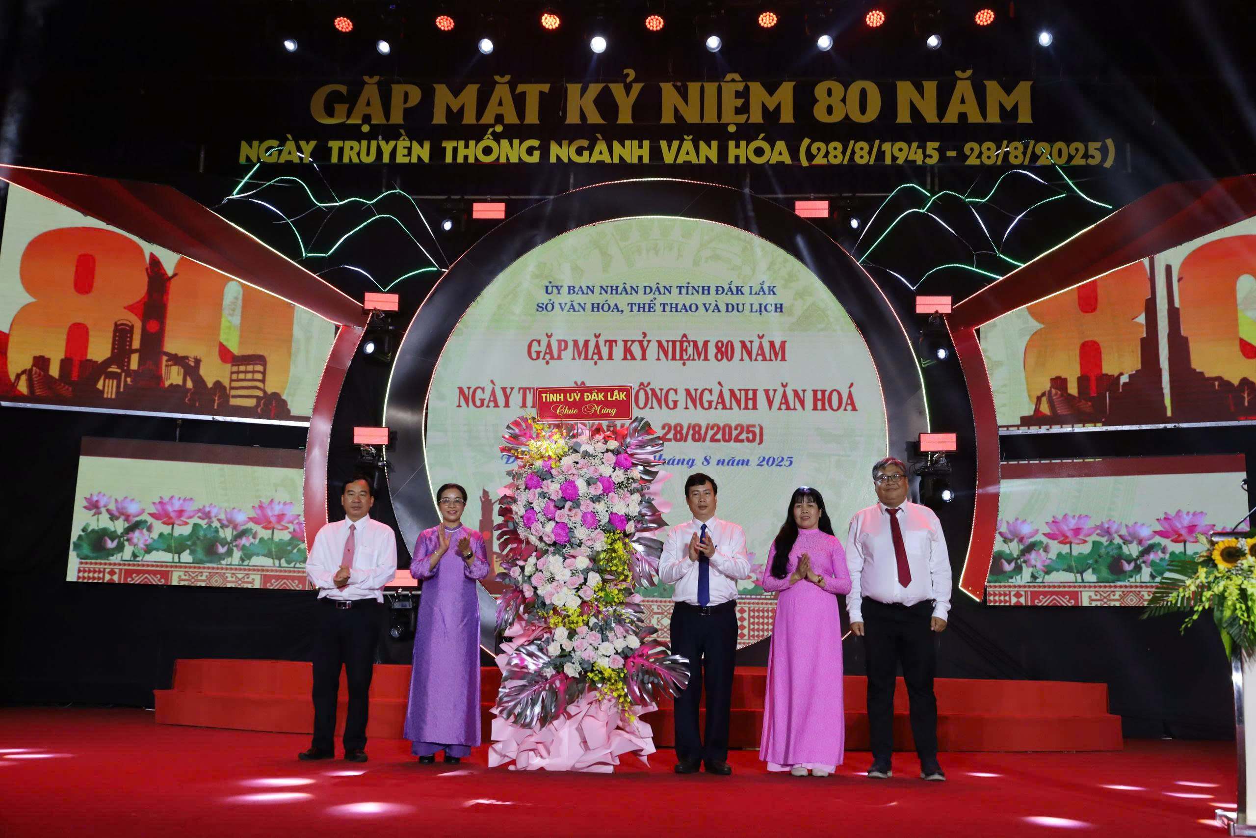 Đồng chí Huỳnh Thị Chiến Hòa – Phó Bí thư Tỉnh ủy tặng hoa chúc mừng lãnh đạo Sở VHTTDL tỉnh Đắk Lắk